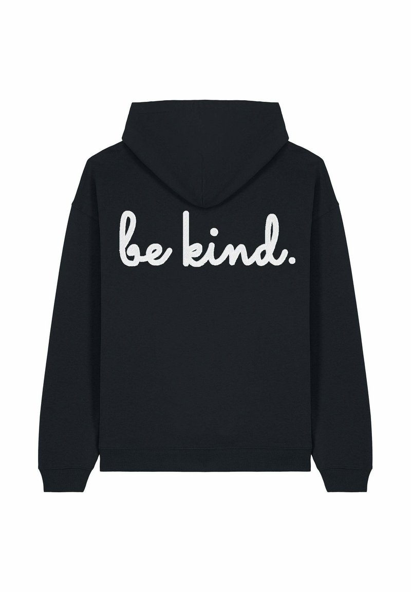 Felpa nera con una texture morbida, caratterizzata da un ricamo bianco con la scritta "be kind." sulla schiena. Design semplice con cappuccio e maniche lunghe.