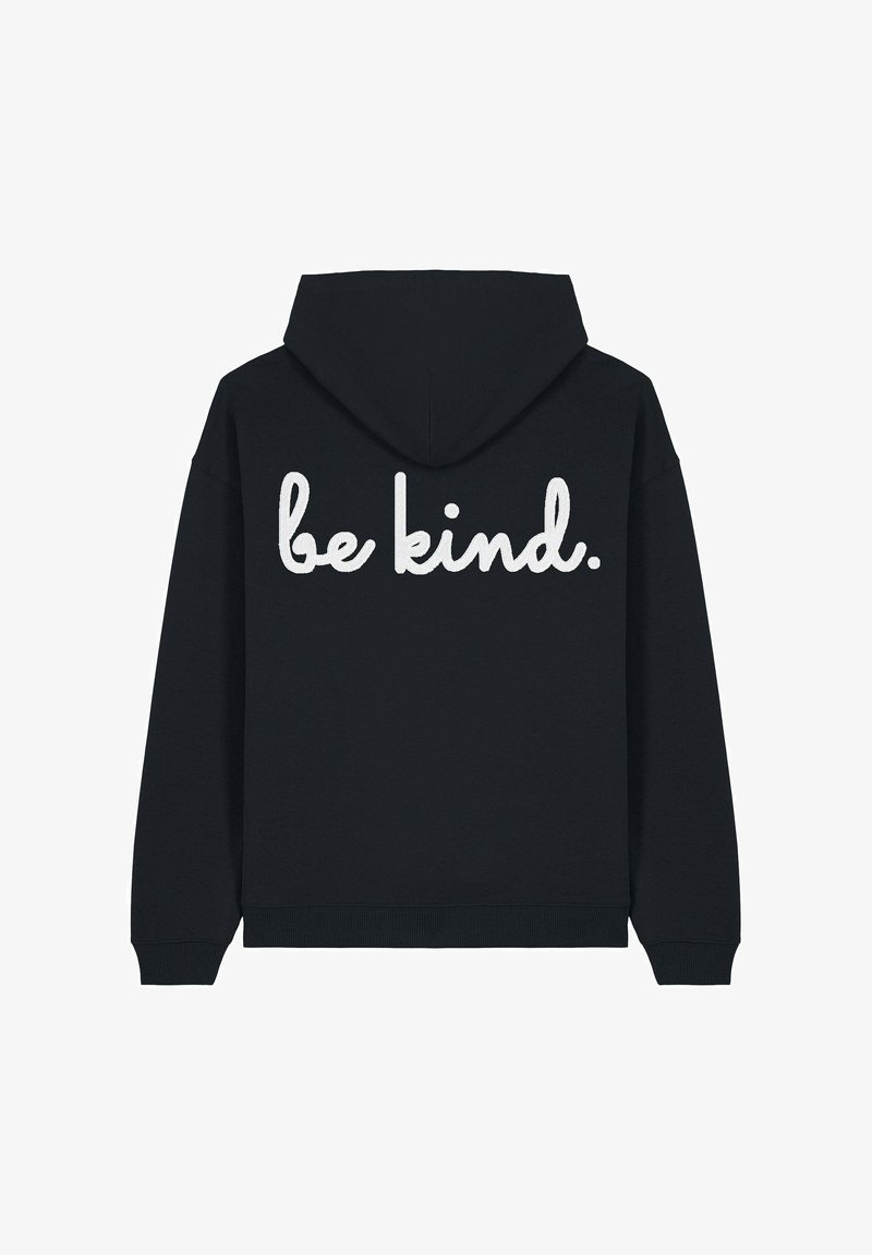 Felpa nera con una texture morbida, caratterizzata da un ricamo bianco con la scritta "be kind." sulla schiena. Design semplice con cappuccio e maniche lunghe.