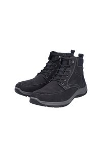 Stivaletti neri in suede con dettagli cuciti, chiusura con lacci, punta rinforzata e suola in gomma per una buona aderenza. Accentuati da un pannello blu.