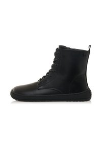 Botas negras de cuero hasta el tobillo con punta redonda, diseño con cordones y suela de goma texturizada. Presentan un lazo en el talón para facilitar el calzado.