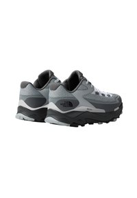 Grau- und schwarze Trail-Laufschuhe mit einem Obermaterial aus Mesh, stabiler Gummisohle und kontrastierenden weißen Schnürsenkeln. Mit Branding an der Ferse.