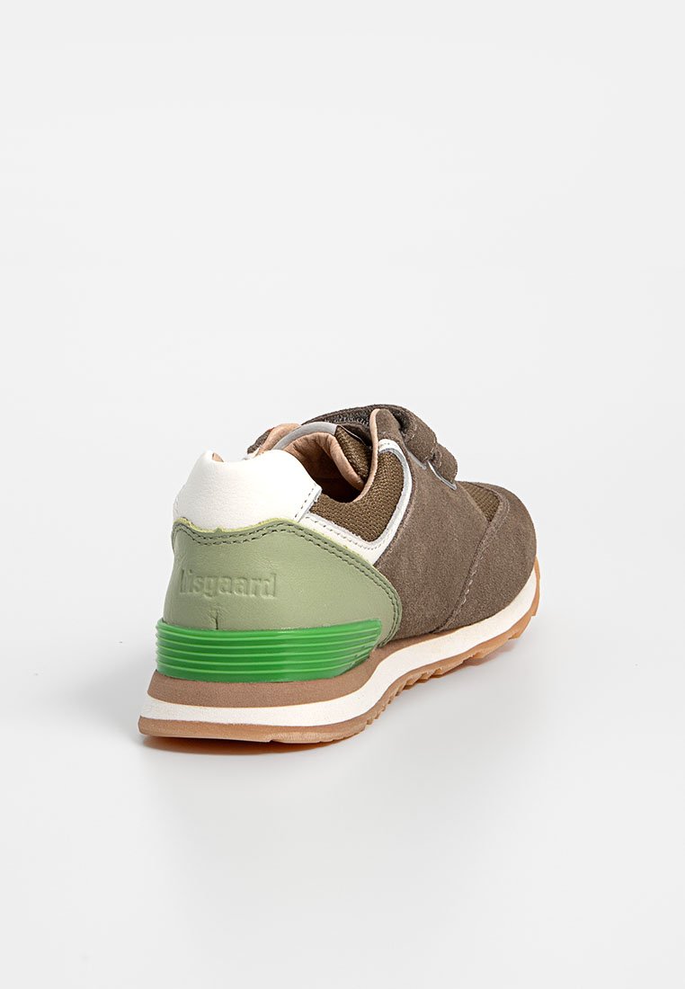 Braune Wildledersneaker mit grünen und weißen Akzenten, ausgestattet mit einer strukturierten Fersenkappe und einer Gummisohle, die für Komfort und Unterstützung ausgelegt ist.