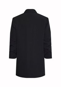 Camisa preta de manga longa com colarinho clássico, apresentando uma textura suave, corte reto e detalhes franzidos nas mangas.