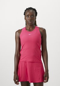 Vestido de tenis rosa con un diseño de top ajustado y una falda acampanada. Presenta un logotipo blanco de Nike en el pecho. Tejido suave y atlético.