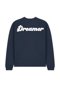 Tamsiai mėlynas medvilninis sportinis megztinis su apvalia iškirpte ir raukšlėmis, ant nugaros išsiuvinėtas žodis "Dreamer" baltomis pūkuotomis raidėmis.