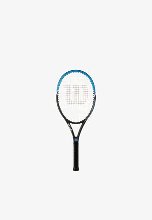 Raqueta de tenis con un marco negro, acentos azules y un patrón de cuerdas blancas que presenta una 'W' roja. El mango tiene una textura para un mejor agarre.
