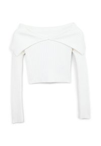 Weißer gerippter Crop-Pullover mit schulterfreier Form, langen Ärmeln und weitem Kragen, der ein strukturiertes Strickmuster aufweist.