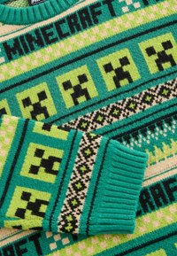 Gestickter Pullover in Grün und Beige mit pixelierten Minecraft-Designs, gerippten Bündchen und geometrischen Mustern in Schwarz und verschiedenen Grüntönen.