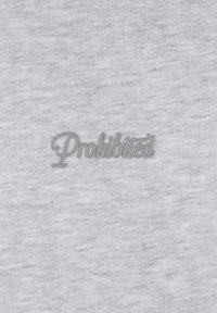 Pilka medžiaga, kurioje subtiliai įspaustas žodis "Draudžiama" pilku šriftu. Medžiaga pasižymi minkštu, tekstūruotu audiniu.