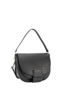 Czarna skórzana torba na ramię o zaokrąglonym kształcie, z klapką zapinającą i regulowanym paskiem. Na przodzie znajduje się subtelne tłoczone logo.