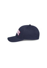 Mørkeblå baseballcap med buet skjerm, med en hvit og rød brodert logo foran og ventilasjons-hull på sidene.