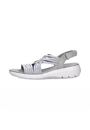 Sandalo grigio con cinturini intrecciati in tessuto elastico, suola ammortizzata e cinturino alla caviglia regolabile, progettato per comfort e supporto.
