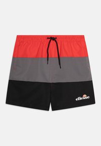 Röda, gråa och svarta badshorts med elastisk midja, dragsko och varumärkeslogotypen på nederkantens högra sida.