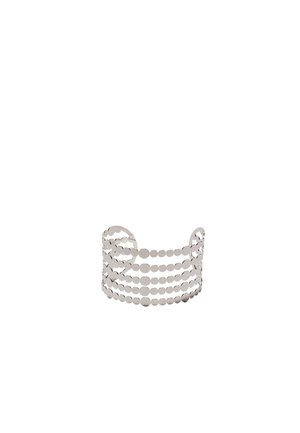 Strieborný náramok manžetový s piatimi horizontálnymi radmi prepojených okrúhlych diskov vytvárajúcich otvorený, vzdušný dizajn.