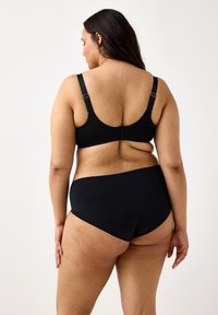 Crni bikini set s glatkom, mat površinom. Grudnjak ima podesive naramenice i kopčanje na kukice, uparen s bikinijem srednje visine.