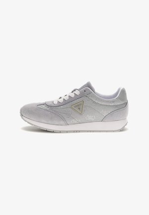 Sneaker in suede grigio con superficie texturizzata, stringhe bianche e un logo triangolare di lato. Presenta una suola in gomma bianca e un collare imbottito.