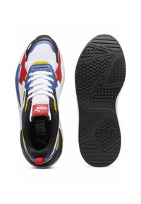 Baskets colorées avec tige en mesh blanc, accents bleus, rouges, jaunes et semelle noire. Dotées d'une semelle extérieure texturée et d'un logo PUMA bien visible.