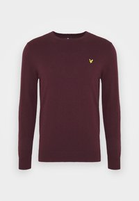 Bordeauxroter Pullover mit rundem Ausschnitt, langen Ärmeln und gerippten Bündchen. Mit einem kleinen gelben Logo auf der Brust. Glatte Textur.