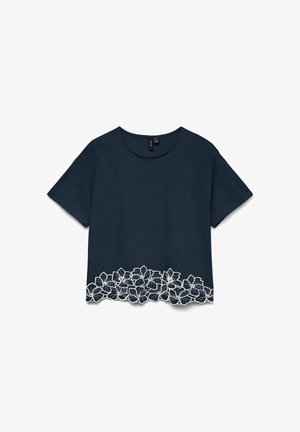 Tumesinine lühikeste varrukatega pluus ümarate kaelusega, valge lillemustriga pitsi tikandiga alläärde.