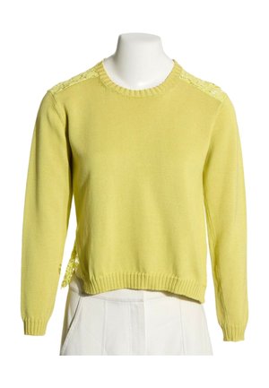 Żółty dziany sweter z długim rękawem, z prążkowanymi mankietami i krawędzią, z koronkowymi detalami na ramionach, prezentowany na białym torsie manekina.