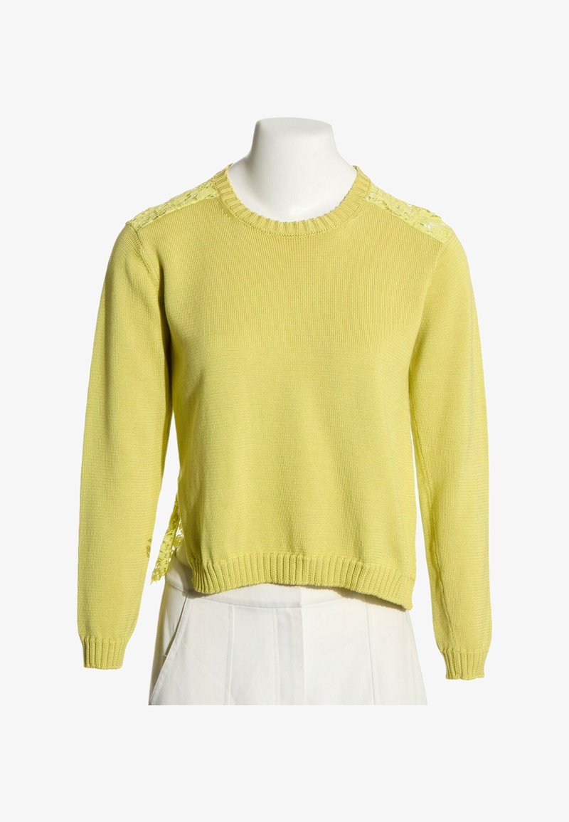 Pull jaune en maille à manches longues avec poignets et ourlet côtelés, avec des détails en dentelle sur les épaules, présenté sur un torse de mannequin blanc.