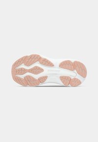 Suela de zapato de goma blanca con detalles en rosa. Presenta una superficie texturizada y diversos patrones de agarre, diseñada para ofrecer tracción y durabilidad.