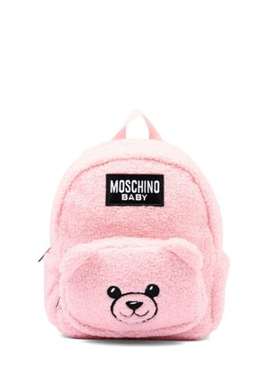 Zainetto per bebé rosa e soffice con una piccola tasca frontale a forma di faccia di orso e un'etichetta nera con la scritta "Moschino Baby."