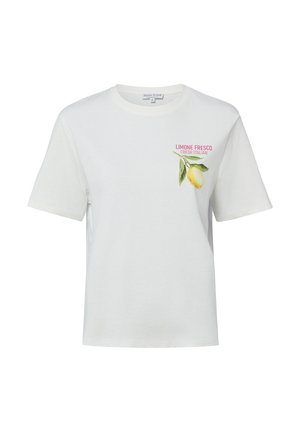 T-shirt bianca a maniche corte con illustrazione di limone e foglie e testo rosa "LIMONE FRESCO FRESH ITALIAN" sul petto in alto a sinistra.