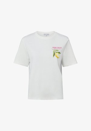 T-shirt bianca a maniche corte con illustrazione di limone e foglie e testo rosa "LIMONE FRESCO FRESH ITALIAN" sul petto in alto a sinistra.