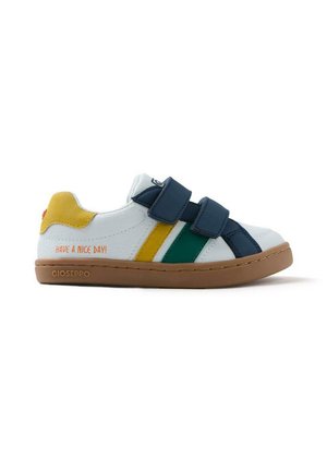 Baskets blanches avec des rayures bleu, jaune, vert et marine, dotées de deux bandes velcro bleues et du texte "BONNE JOURNÉE !" sur le côté. Semelle marron.