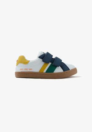 Zapatilla blanca con franjas azules, amarillas, verdes y marinas, que presenta dos correas de velcro azules y el texto "¡QUE TENGAS UN BUEN DÍA!" en el lateral. Suela marrón.