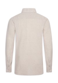 Camicia a maniche lunghe in lino beige chiaro, con colletto classico e polsini con bottoni, texture liscia con un sottile motivo a trama del tessuto.