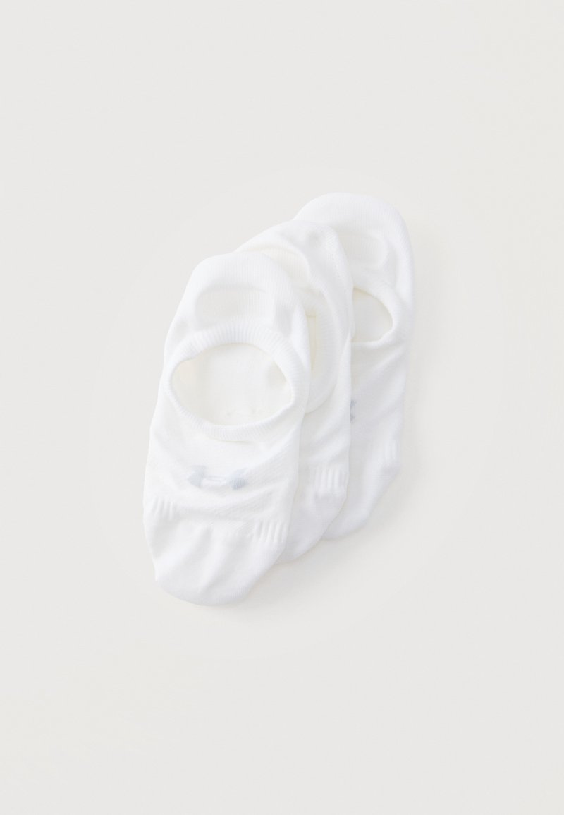Trois paires de chaussettes blanches invisibles empilées sur un fond clair uni.