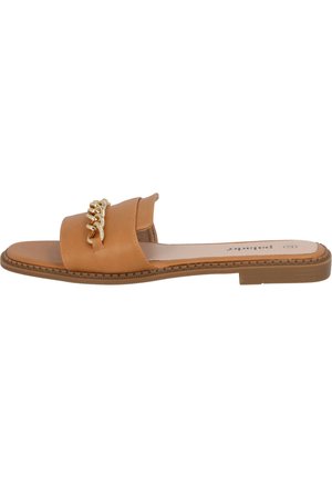 Tan leren schuifsandalen met een brede band en een decoratieve gouden kettingaccent. Heeft een platte zool en een minimalistisch design.