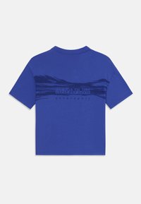 Zila kokvilnas T krekls ar īsām piedurknēm, kuram aizmugurē ir diskrēts kalnu grafiskais attēls un melns "Napapijri" logo.