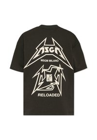 Camiseta de algodón negra con grandes gráficos blancos en la parte posterior, con "MSGM" y "RELOADED" en tipografía angular y en negrita. Manga corta, cuello redondo.
