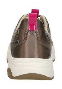 Metallisch bronzen sneaker met een gestructureerde achterkant, witte tussenzool en een roze trekstrip. Bevat mesh accenten en een stevige rubberen buitenzool.