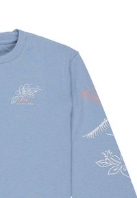 Ljusblå långärmad skjorta med vita blommiga mönster på framsidan och ärmarna. Mjuk tyg med rundhalsad design.