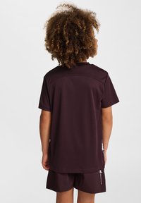 Bordowa koszulka sportowa z materiału odprowadzającego wilgoć, z krótkimi rękawami, zaokrąglonym dekoltem i gładkim tyłem.