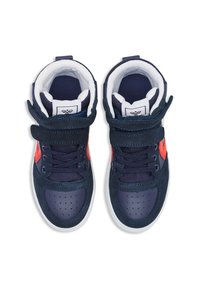 Granatowe sneakersy typu high-top z paskiem na rzep, wykonane ze skóry i zamszu, z perforowanym przodem i pomarańczowym akcentem. Biała gumowa podeszwa.