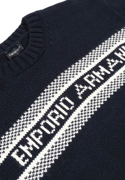 Maglione blu in maglia con fascia geometrica bianca che presenta il testo "Emporio Armani". Collo a coste e texture morbida.