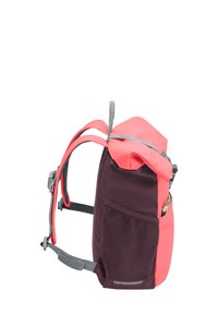 Rucksack mit einem korallenfarbenen oberen Teil und einem dunkelvioletten Körper, ausgestattet mit grauen Riemen, einer seitlichen Netztasche und einem Rollverschluss. Texturiertes Nylonmaterial.
