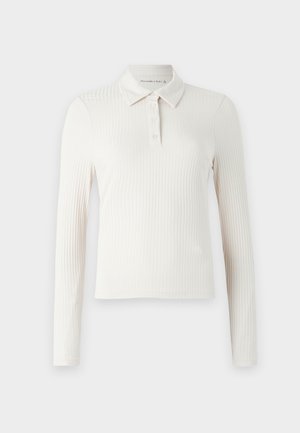 Cămașă polo cu mânecă lungă din țesătură ribbed crem, având guler clasic, placket cu nasturi și o siluetă ajustată.