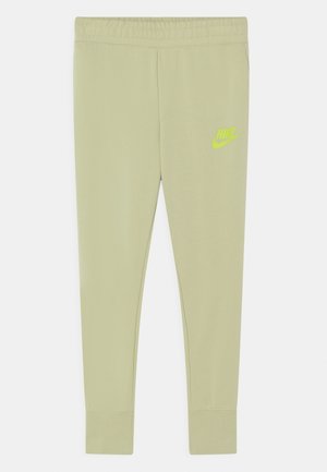 Jasnozielone spodnie dresowe Nike z elastyczną talią i dopasowanymi mankietami, z małym neonowo żółtym logo Nike na lewym udzie.