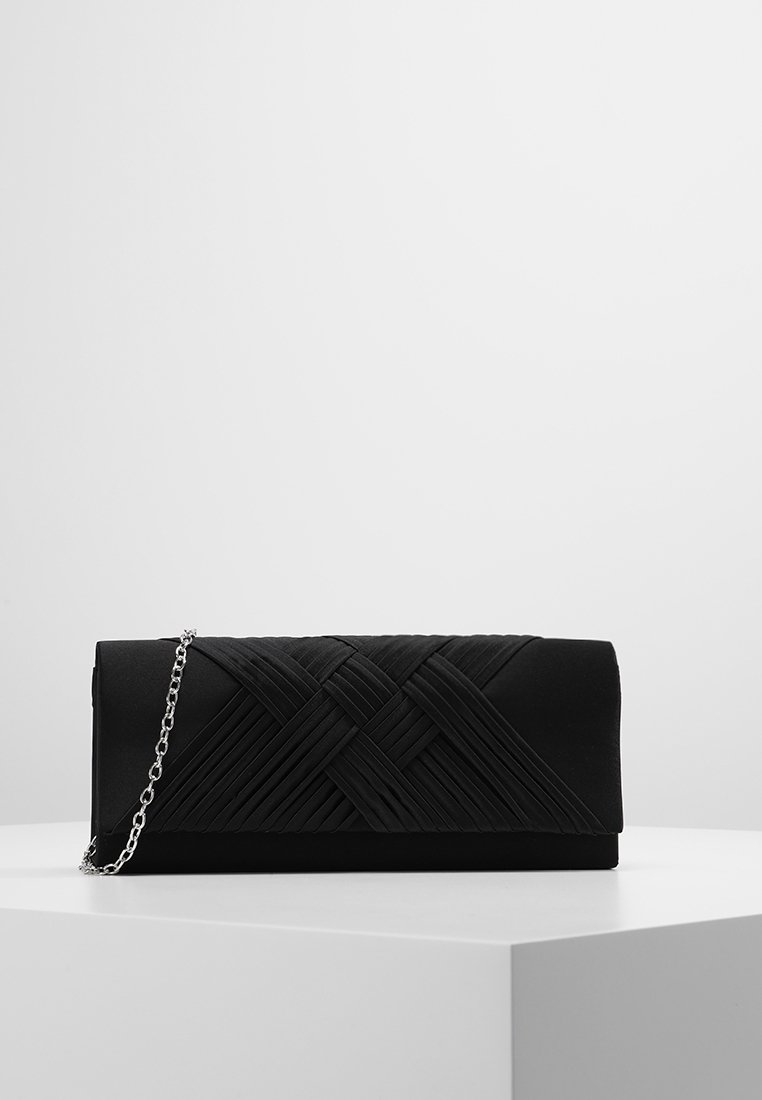 Černé psaníčko z hladké tkaniny s tkanou texturou a řetízkovým popruhem. Obdélníkový tvar se zapínáním na klopu.