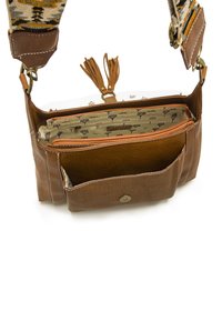 Borse a tracolla in pelle marrone con una tracolla decorata, dotata di un unico scomparto con zipper e di una tasca aperta, che presenta un design interno floreale.