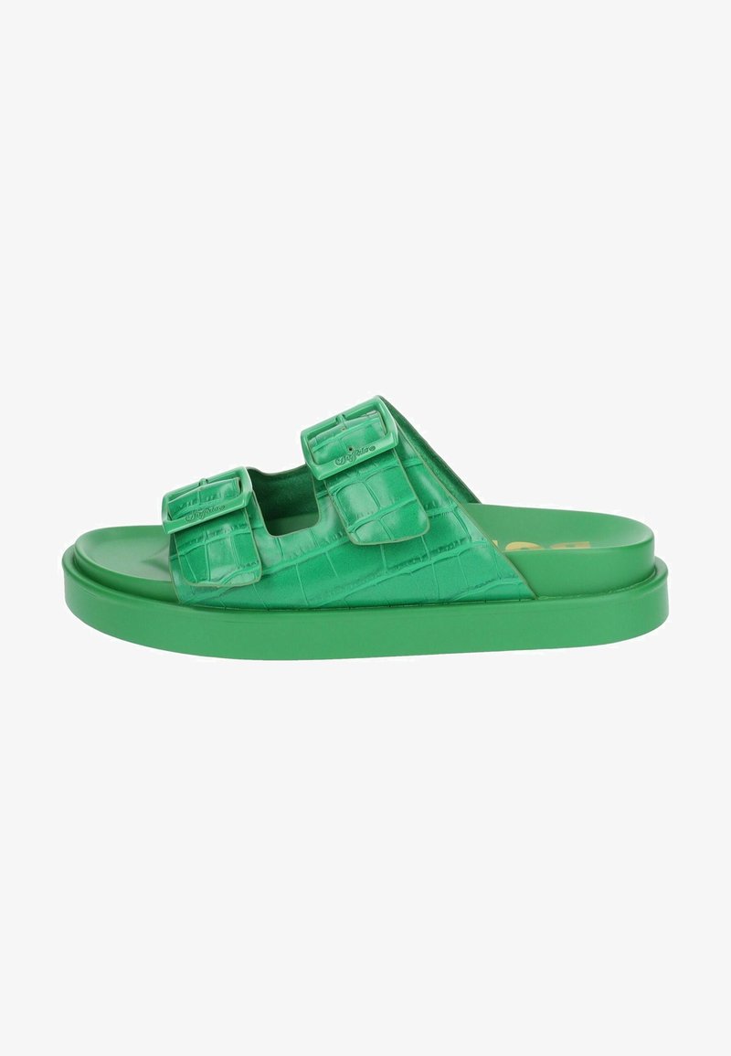 Zelené skluzné sandály s lesklým, texturovaným vzorem krokodýla. Mají dvě nastavitelné přezkové popruhy a silnou, plochou podrážku.
