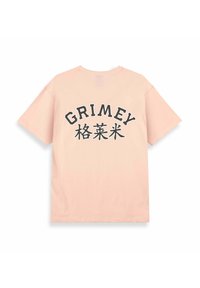 Camiseta de algodón rosa con mangas cortas, cuello redondo y un estampado gráfico que dice "GRIMEY" con caracteres asiáticos debajo.