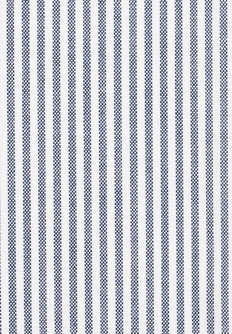Tissu en coton avec des rayures verticales alternées étroites bleu marine et blanches, tissage texturé, motif uniforme sur l'ensemble.