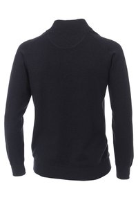 Mörkblå tröja med hög krage och ribbad yta. Långa ärmar och åtsittande nederkant, med en mjuk stickad design.